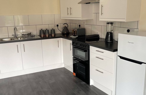 Bedford Apartment | Large, furnished 4 bedroom apartment suitable for workmen and teams