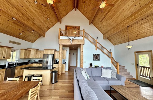 Happy Jack Cabin | Large Group Adventure Cabin with Bunks & Outdoor Bliss!