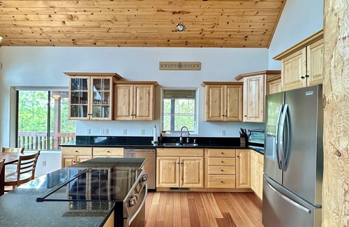 Happy Jack Cabin | Large Group Adventure Cabin with Bunks & Outdoor Bliss!