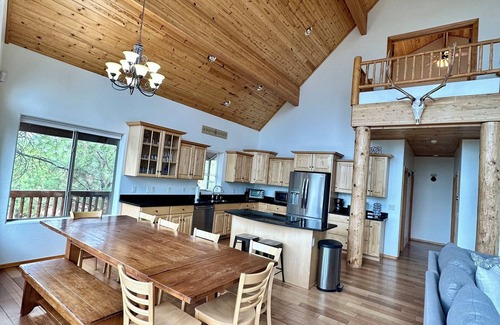 Happy Jack Cabin | Large Group Adventure Cabin with Bunks & Outdoor Bliss!
