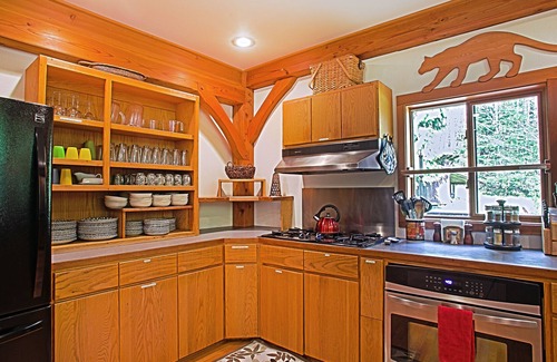 Ashford Cabin | Large group cabin. Ideal for big families. Has hot tub, pool table, WiFi & BBQ.