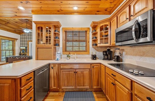 Sevierville Apartment | Large Group Fall Retreat | Hot Tub, Games, Firepit