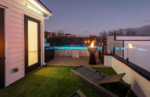 Katie Hill Neighborhood House | Large Groups - 2mi from Downtown - Sleeps 24