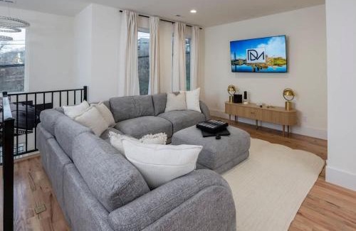 Katie Hill Neighborhood House | Large Groups - 2mi from Downtown - Sleeps 24