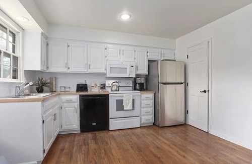 Olathe House | Large Home|5BR|Mins From KC|Fenced Yard