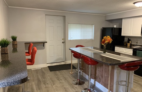 Niagara Falls House | Large Home Accommodates Up To 15 In Niagara USA