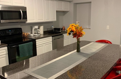 Niagara Falls House | Large Home Accommodates Up To 15 In Niagara USA