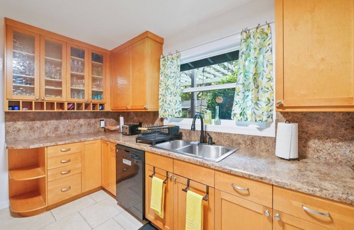 Gainesville House | Large Home - Across from Stadium - Walk to UF - Firepit/Free Parking/Patio