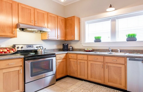 MLK University House | Large home Downtown Chattanooga Sleeps 7-9