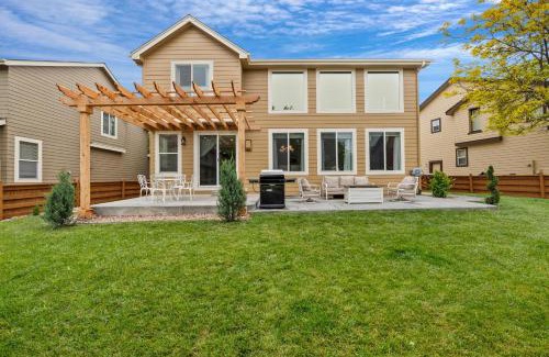 Commerce City House | Large home, Fenced in Back Yard, Cathedral Ceiling