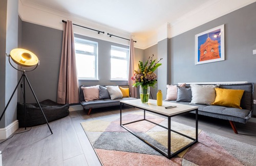Grangetown House | Large Home in Cardiff's City Center 14 Beds