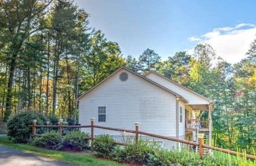 Weaverville House | Large home with country front porch 10 mins to Asheville, Buncombe County