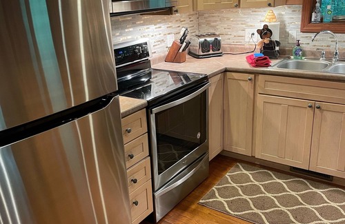 Stahlstown House | Large hot tub on large deck, close to golf courses, state parks, and wineries!