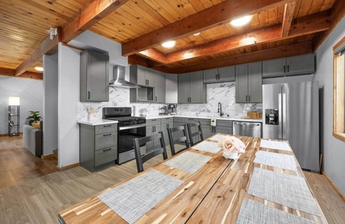 Summit Estates House | large house 10 minutes walk to Ski slope with game room