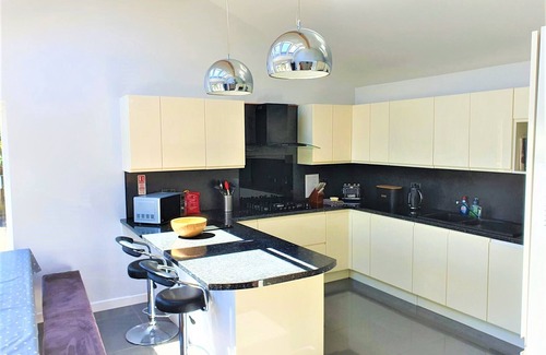 Bude House | Large House in Bude, Cornwall, Sleep18, Quiet Location, Just 10min Walk To Beach
