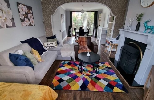 Droylsden House | Large House in Manchester