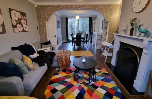 Droylsden House | Large House in Manchester