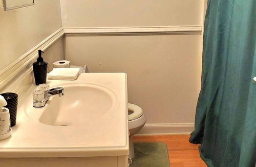 Portsmouth House | Large House Near Ferry to Waterside, Colleges, NNSY, Naval Hosp. & New Casino!