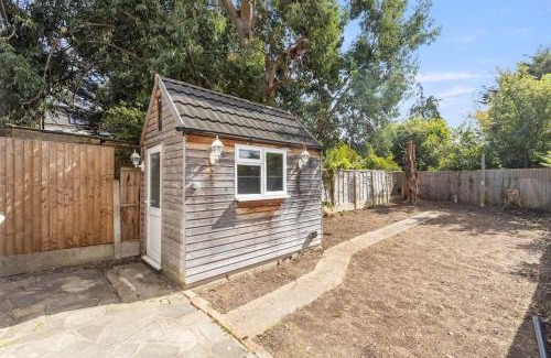 Havering Apartment | Large House next Central Romford Transport