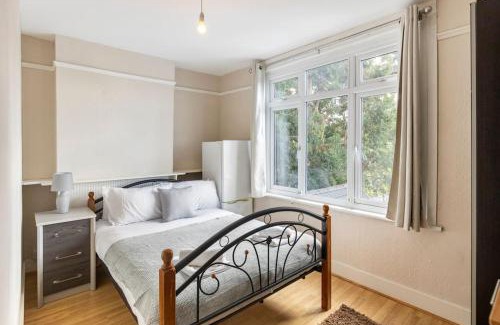 Havering Apartment | Large House next Central Romford Transport
