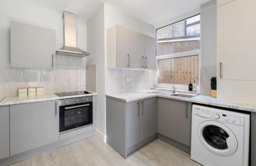 Havering Apartment | Large House next Central Romford Transport