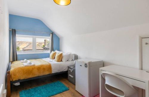 Havering Apartment | Large House next Central Romford Transport