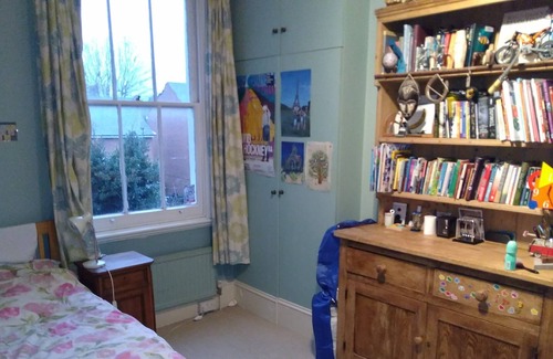 Ravenscourt Park House | large house on square, 5 minutes from Thames river and centrally located.
