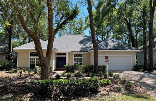 Haile Plantation House | Large house. Perfect for reunions and, of course Game Day! 20 Minutes to UF! n