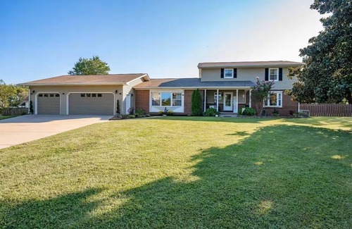 Murfreesboro House | Large house with pool,hot tub, and fully fenced big yard. Pets welcome.