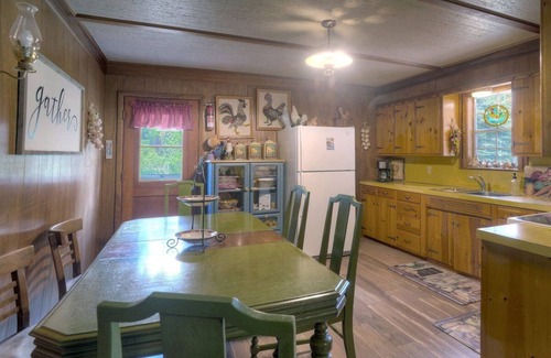 Bayfield House | Large Lake Retreat, Pets Allowed, Perfect For Family's!