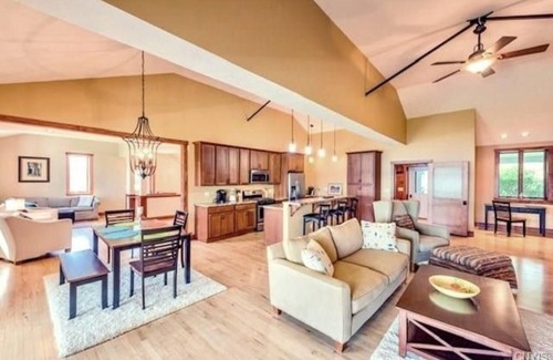 Auburn House | Large Lakefront Vineyard Home with Hot Tub