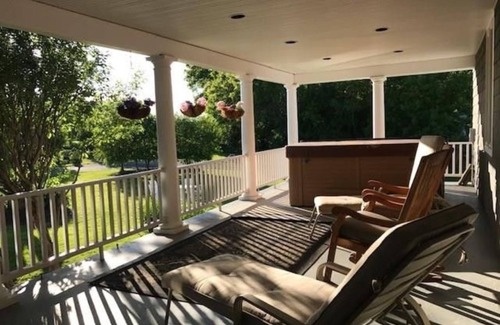 Auburn House | Large Lakefront Vineyard Home with Hot Tub