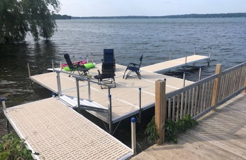 Auburn House | Large Lakefront Vineyard Home with Hot Tub