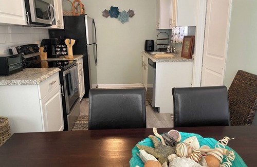 Lake Worth House | Large Living Room-Driveway-Fenced Backyard-5 min to Beach-Patio Firepit Grill