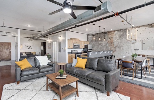 Springfield Apartment | Large loft apartment with Wifi and AC in Springfield