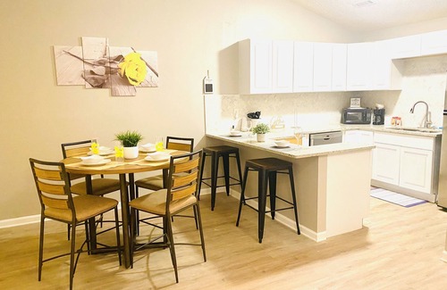 Church Street House | Large Lux Duplex 5Beds/4Baths 10 Mins from Airport
