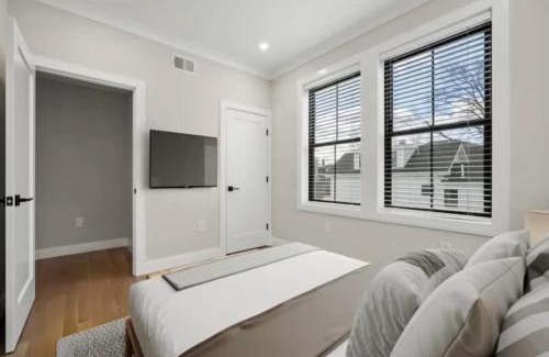 Jamaica Plain Apartment | Large Luxury Apartment near Boston Train