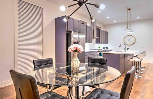 Eighth Avenue House | Large Luxury Home 13 Beds Pool Table Rooftop!