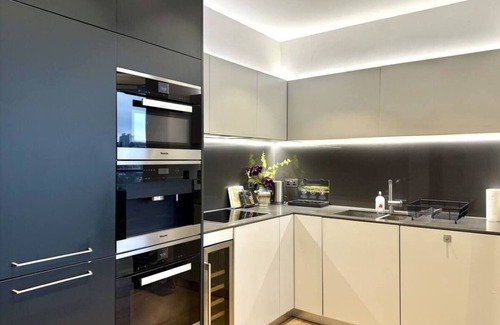 Riverside Apartment | Large Luxury Penthouse with River Views of Tower Bridge and City Sleeps 8