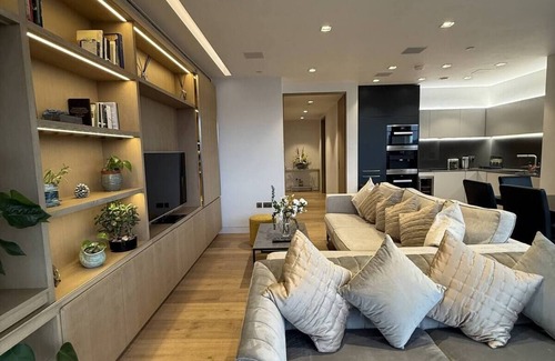 Riverside Apartment | Large Luxury Penthouse with River Views of Tower Bridge and City Sleeps 8