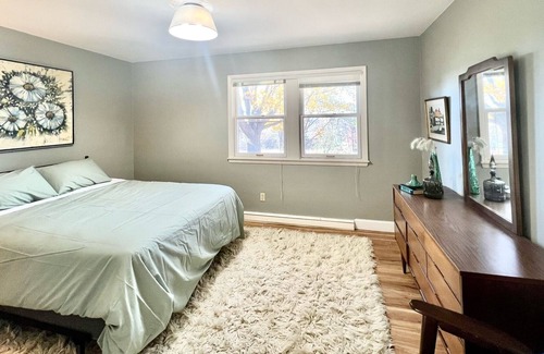 Allouez House | Large Mid-Century Modern Home Sleeps 12