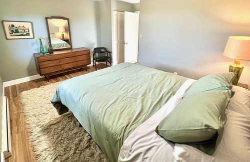 Allouez House | Large Mid-Century Modern Home Sleeps 12