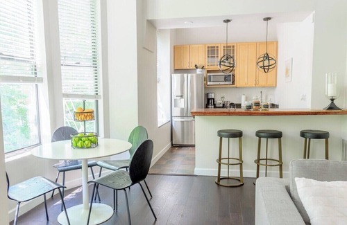 Near North Side Condo | Large Modern 2BD/2BA Condo in River North- Free Parking!