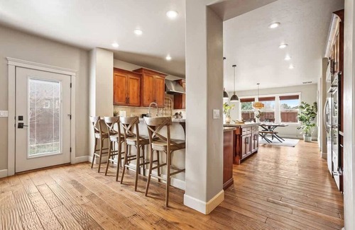 Meridian House | Large Modern 5 Bedroom Custom Home Centrally locat