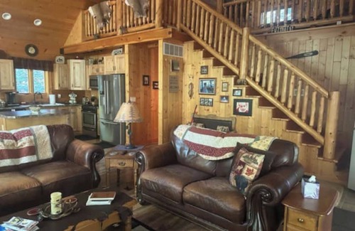 Crivitz Cabin | Large, modern cabin in enjoyable Crivitz, WI. Sleeps up to 14.