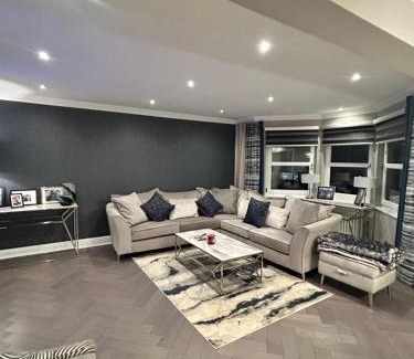 Ellemford House | Large Modern Family Home in Murrayfield - Very close to City Centre - 10 mins by Direct Bus - Private Driveway & Garden
