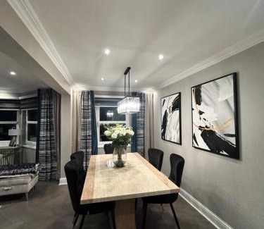 Ellemford House | Large Modern Family Home in Murrayfield - Very close to City Centre - 10 mins by Direct Bus - Private Driveway & Garden