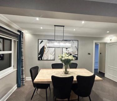 Ellemford House | Large Modern Family Home in Murrayfield - Very close to City Centre - 10 mins by Direct Bus - Private Driveway & Garden