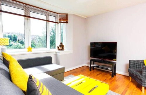 Bonnington Apartment | Large Modern Top Floor Riverside Apartment (Sleeps 6) with Free Parking and WiFi