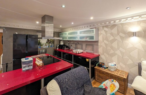 Slough House | Large modern two bed house in Slough, near airport